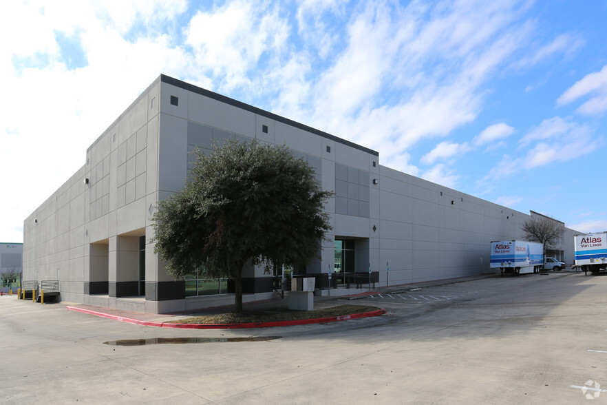 4810 Eisenhauer Rd, San Antonio, TX for lease - Building Photo - Image 1 of 13