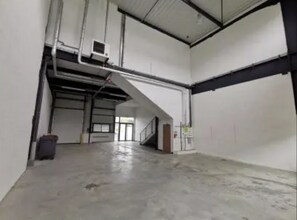 Rue Du Parc Des Vergers, Tigery for lease Interior Photo- Image 2 of 4