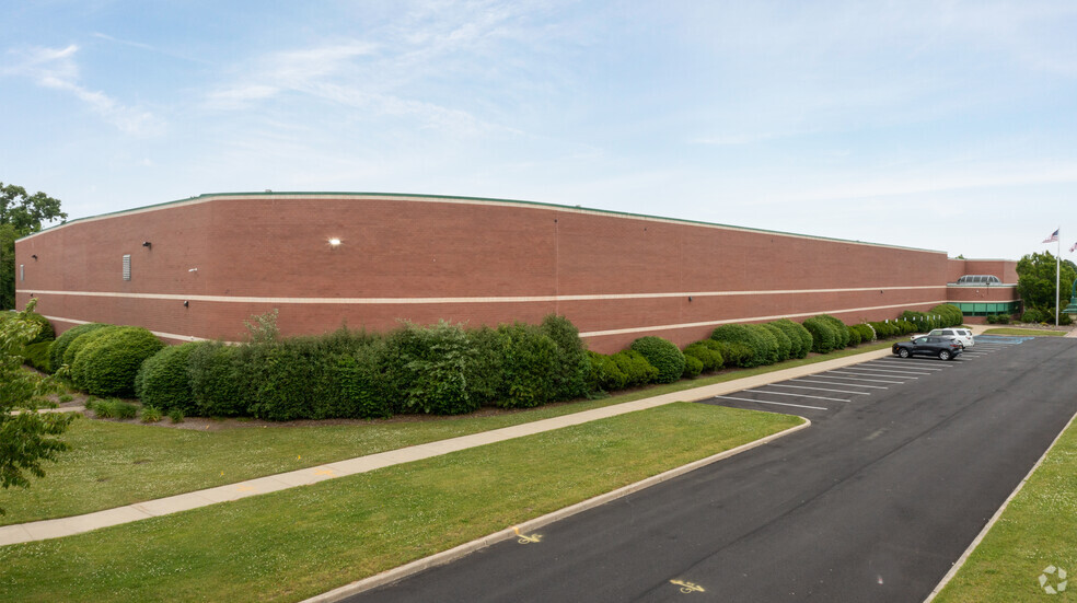 555 N Research Pl, Central Islip, NY for lease - Building Photo - Image 1 of 8