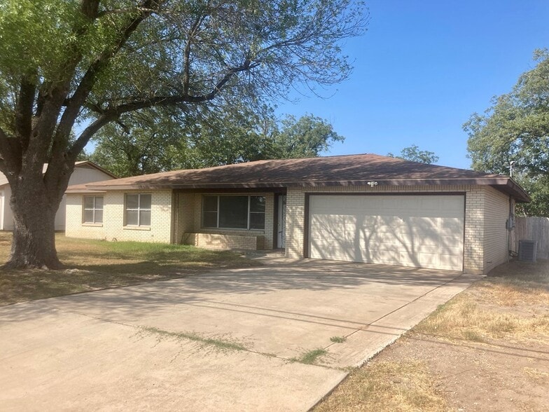 535 N 4th St, Uvalde, TX for sale - Primary Photo - Image 1 of 2