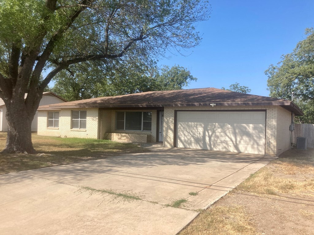 535 N 4th St, Uvalde, TX for sale Primary Photo- Image 1 of 3
