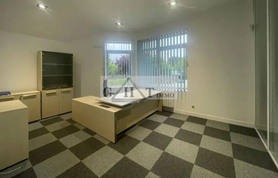 Office in Linas for lease - Building Photo - Image 1 of 6