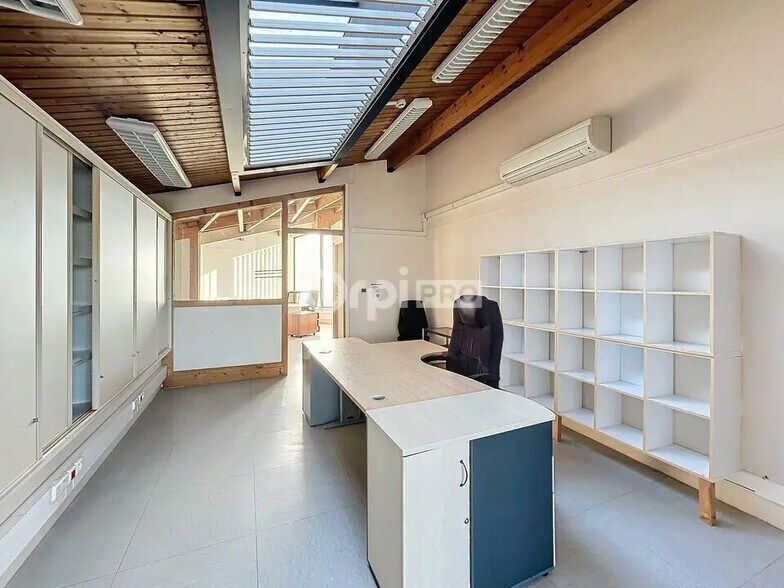 Office in Saint-Quentin for lease - Interior Photo - Image 2 of 5