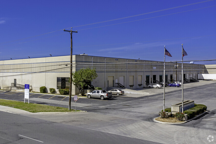 3331-3347 N Panam Expy, San Antonio, TX for lease - Building Photo - Image 1 of 6