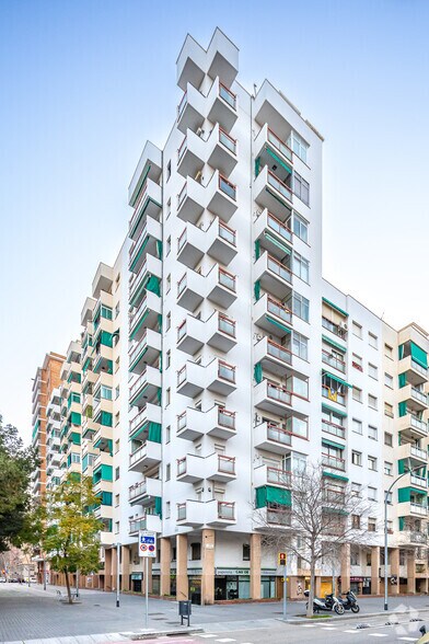 Retail in Barcelona, Barcelona for lease - Primary Photo - Image 1 of 3