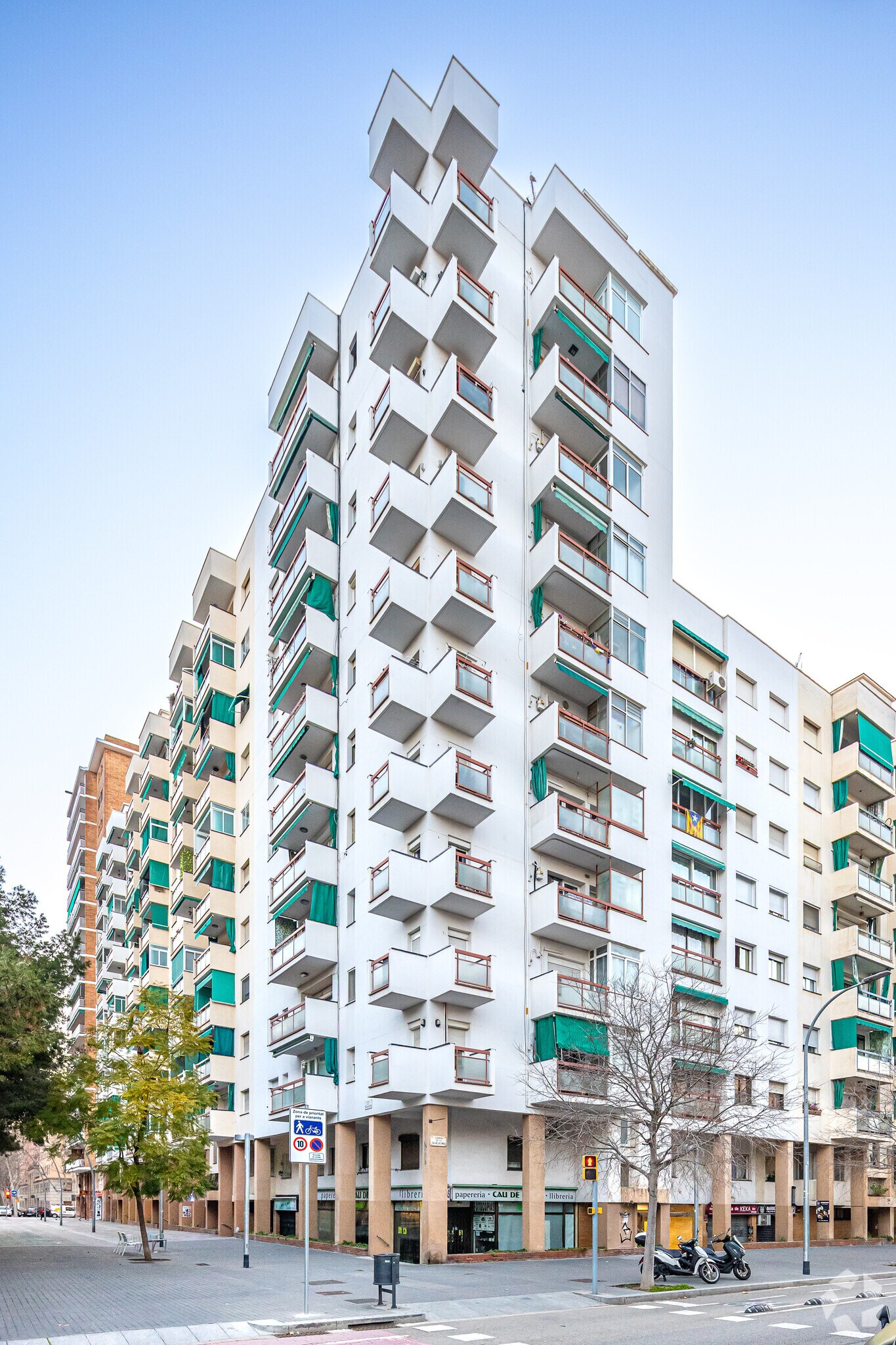 Retail in Barcelona, Barcelona for lease Primary Photo- Image 1 of 4