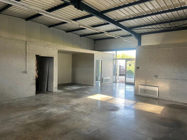 Flex in Valdahon for lease - Interior Photo - Image 2 of 3