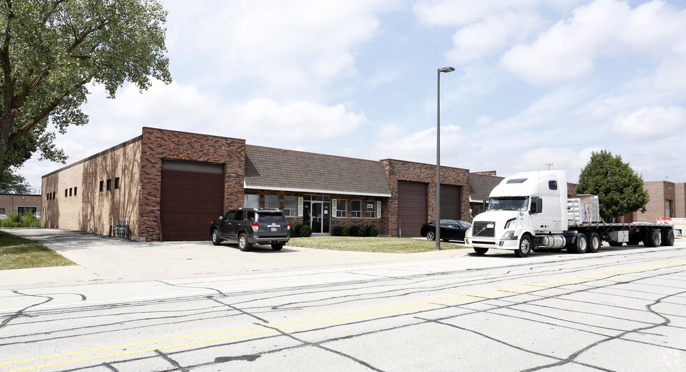 350-360 Lively Blvd, Elk Grove Village, IL for lease - Building Photo - Image 3 of 4