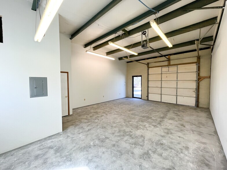 1770 Deffer Dr, Nixa, MO for lease - Interior Photo - Image 2 of 8