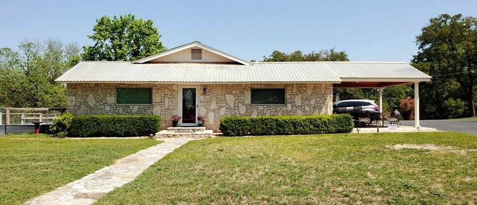 702 E Schubert St, Fredericksburg, TX for sale - Building Photo - Image 1 of 1