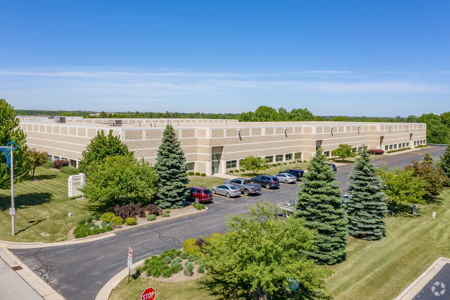 9750 S Oakwood Park Dr, Franklin, WI for lease - Primary Photo - Image 1 of 7