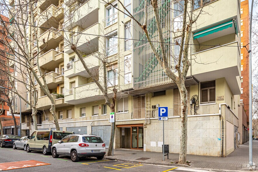 Retail in Barcelona, Barcelona for lease - Building Photo - Image 2 of 4