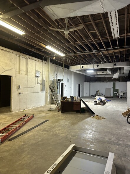 398 Auburn Rd, Pontiac, MI for lease - Interior Photo - Image 2 of 16