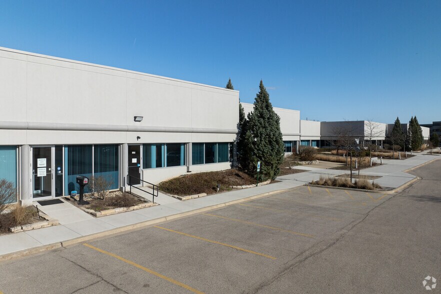 111 Deer Lake Rd, Deerfield, IL for lease - Building Photo - Image 1 of 6