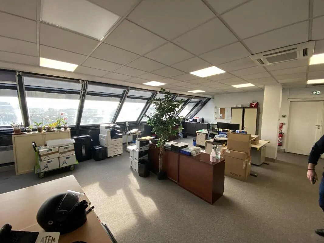 Flex in Pantin for lease Building Photo- Image 1 of 5