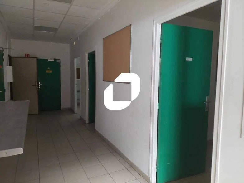 Retail in Maurepas for lease - Interior Photo - Image 3 of 5