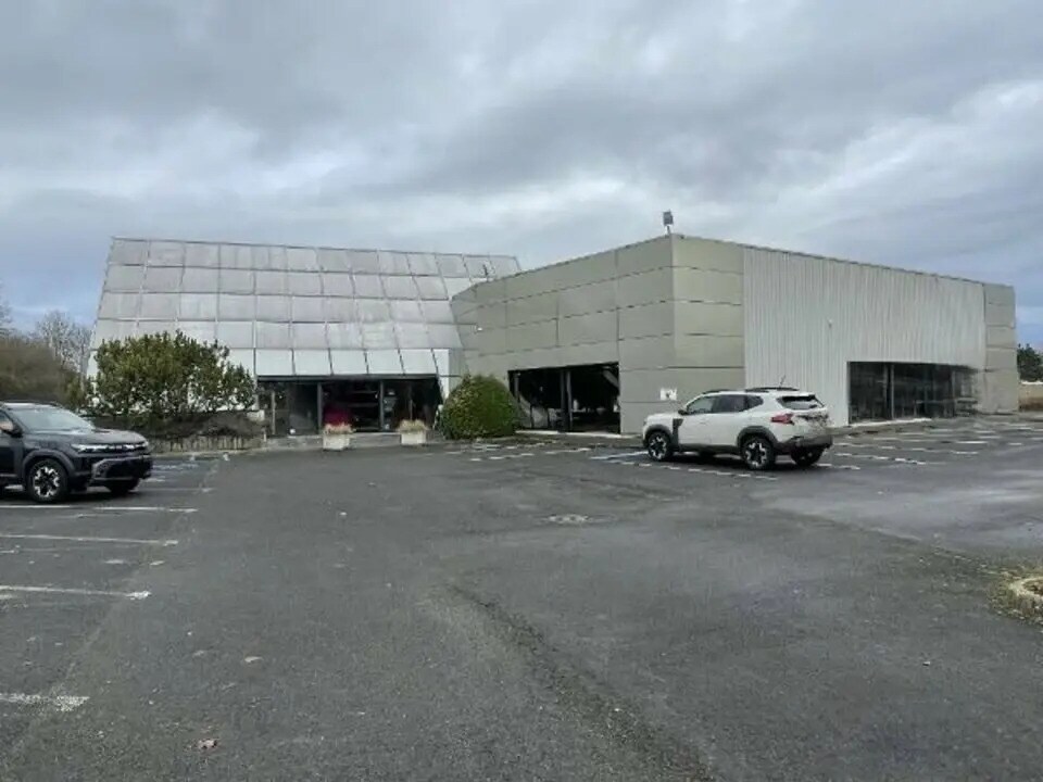 Location Commerce 1 700 m² - Photo 1