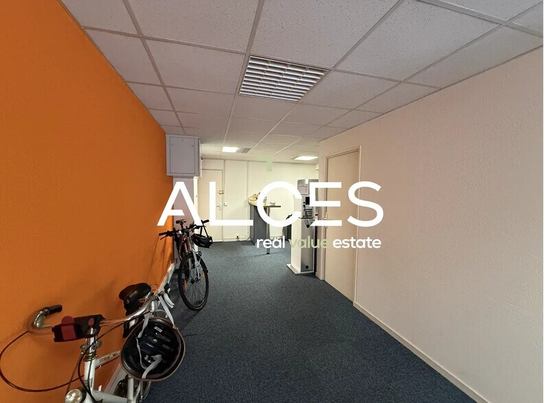 Office in Bordeaux for lease - Interior Photo - Image 1 of 3