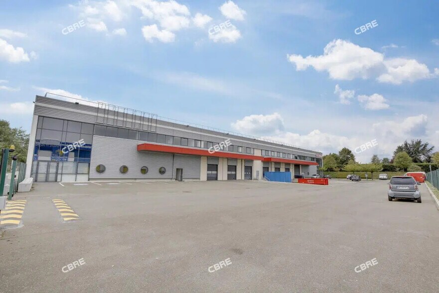 Flex in Trappes for lease - Building Photo - Image 3 of 12