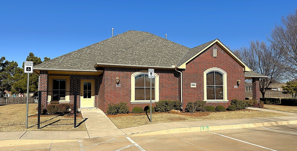 1955 W 33rd St, Edmond, OK for lease - Primary Photo - Image 1 of 6