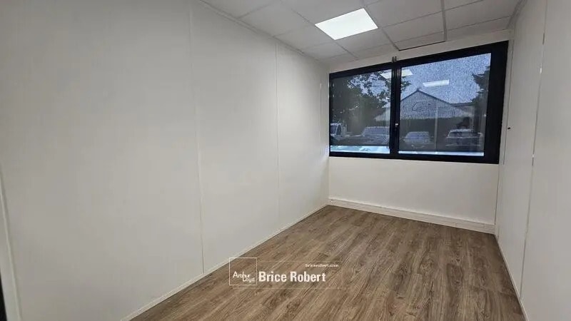 Office in Bron for lease - Interior Photo - Image 2 of 6