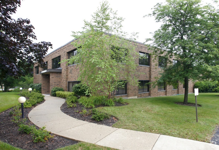 570 Oakwood Rd, Lake Zurich, IL for sale - Building Photo - Image 2 of 10