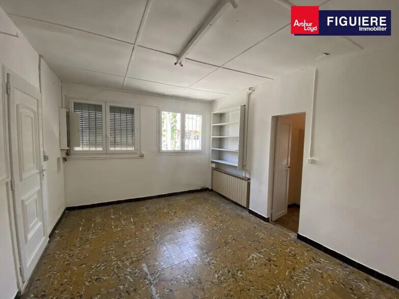 Office in Salon-de-Provence for lease - Building Photo - Image 2 of 16