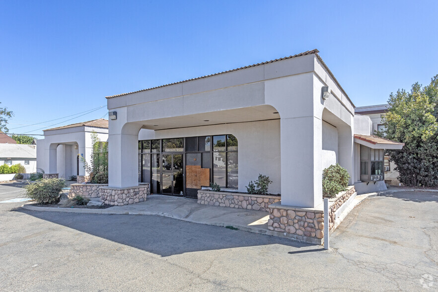 256 N K St, Tulare, CA for lease - Building Photo - Image 1 of 9