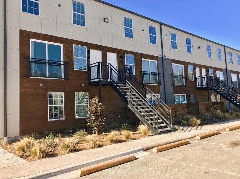 6418 Fisher Rd, Dallas, TX for sale - Building Photo - Image 1 of 1