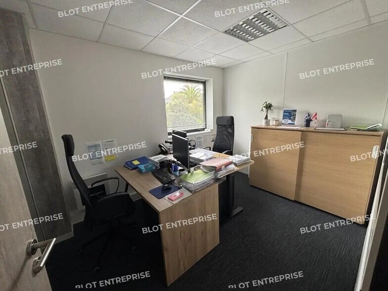 Office in Larmor-Plage for lease - Building Photo - Image 3 of 7
