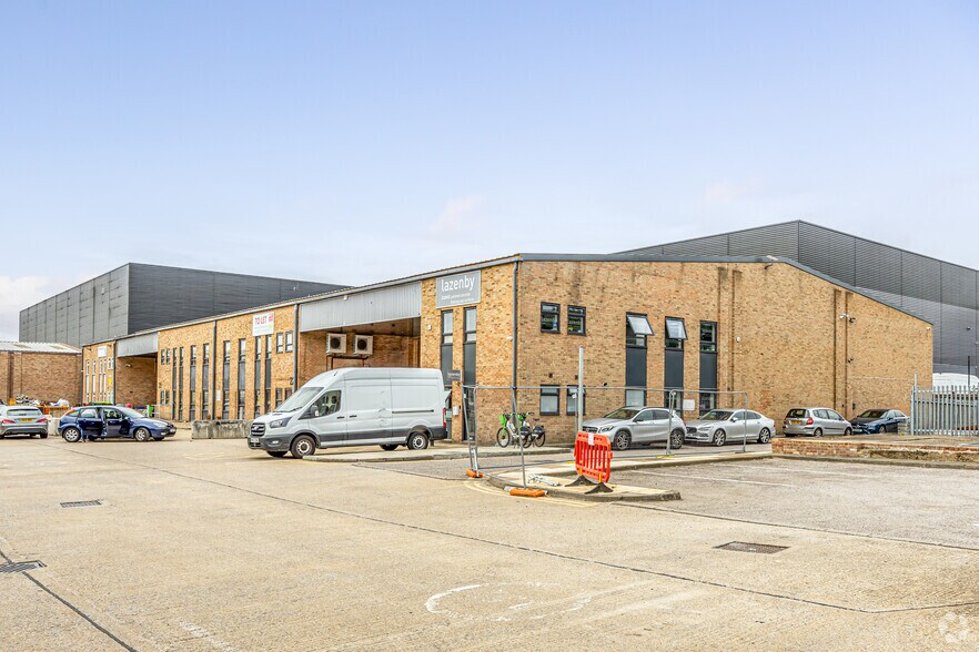 18-24 Whitby Ave, London for lease - Building Photo - Image 3 of 4