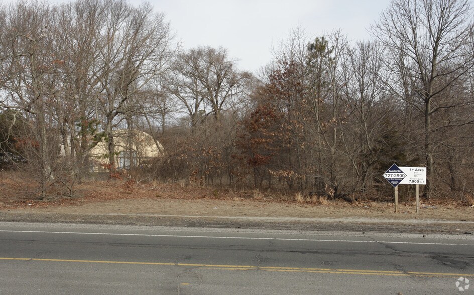 212 Old Country Rd, Riverhead, NY 11901