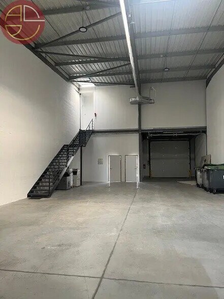 Industrial in Toulouse for lease - Interior Photo - Image 2 of 9