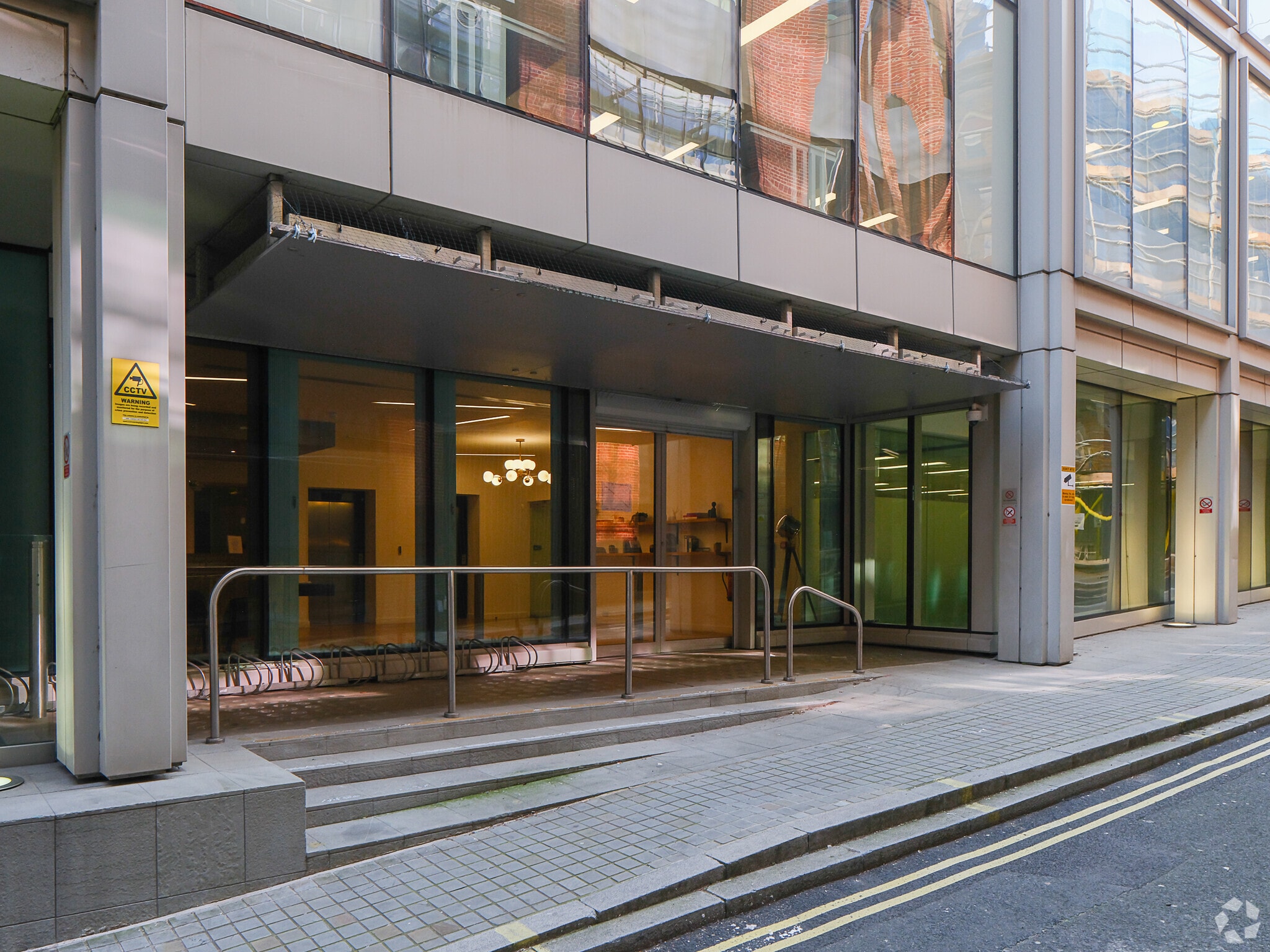 3-7 Herbal Hl, London for lease Building Photo- Image 1 of 15