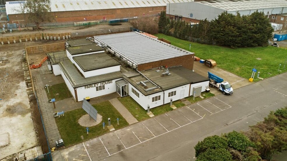 22-42 Freshwater Rd, Dagenham for lease - Building Photo - Image 1 of 12