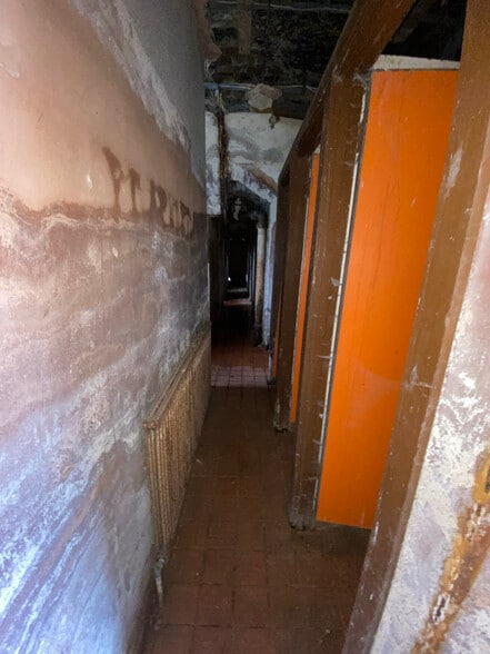 80-90 Millwall Park Arches, London for lease - Building Photo - Image 3 of 6