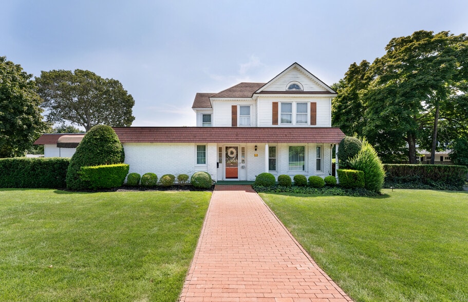 94 E Montauk 1 Hwy, Hampton Bays, NY for sale - Building Photo - Image 2 of 41