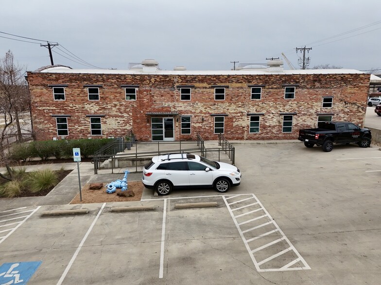 916 Bryan Ave, Fort Worth, TX for lease - Building Photo - Image 1 of 23