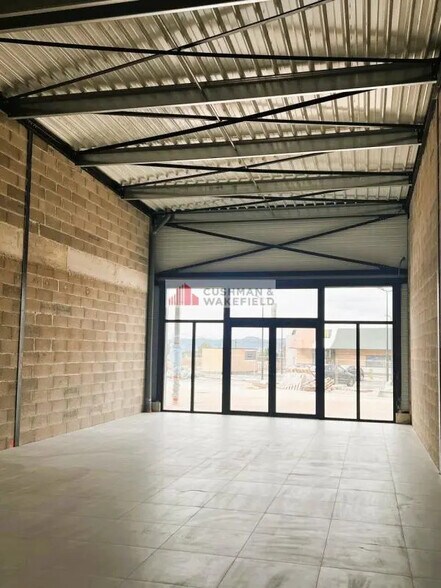 Retail in Langlade for lease - Interior Photo - Image 3 of 3