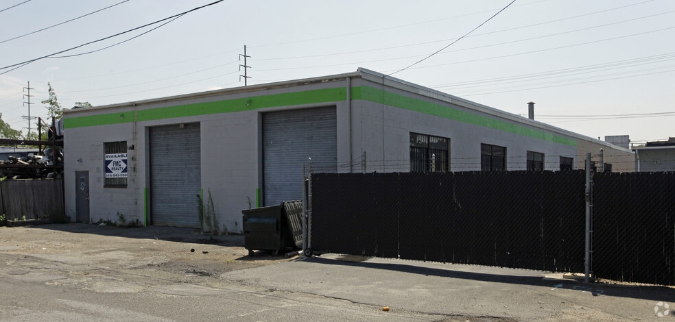 556 W Hoffman Ave, Lindenhurst, NY for sale - Building Photo - Image 2 of 4