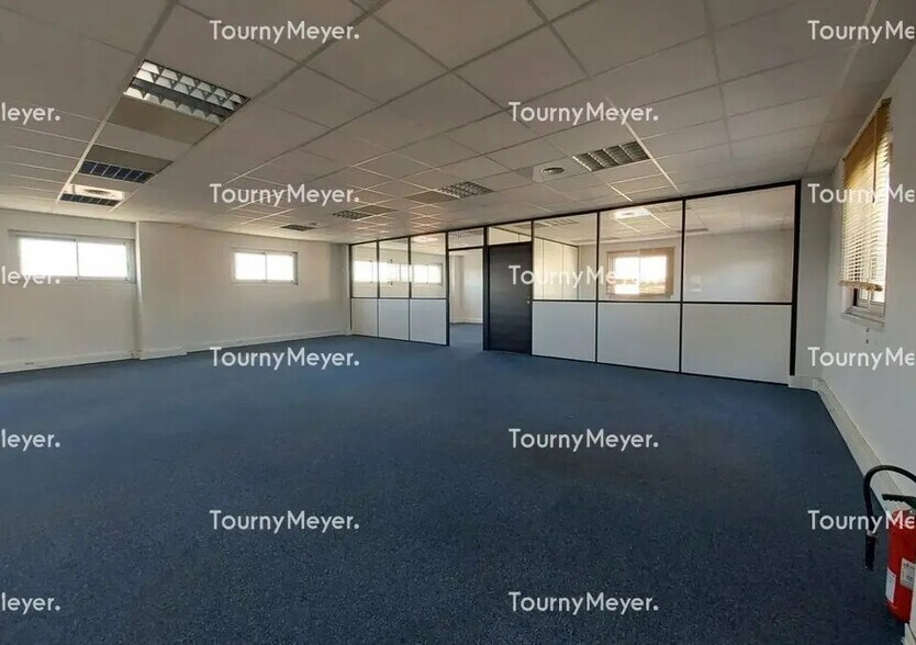 Office in Saint-Aunès for lease - Building Photo - Image 3 of 5