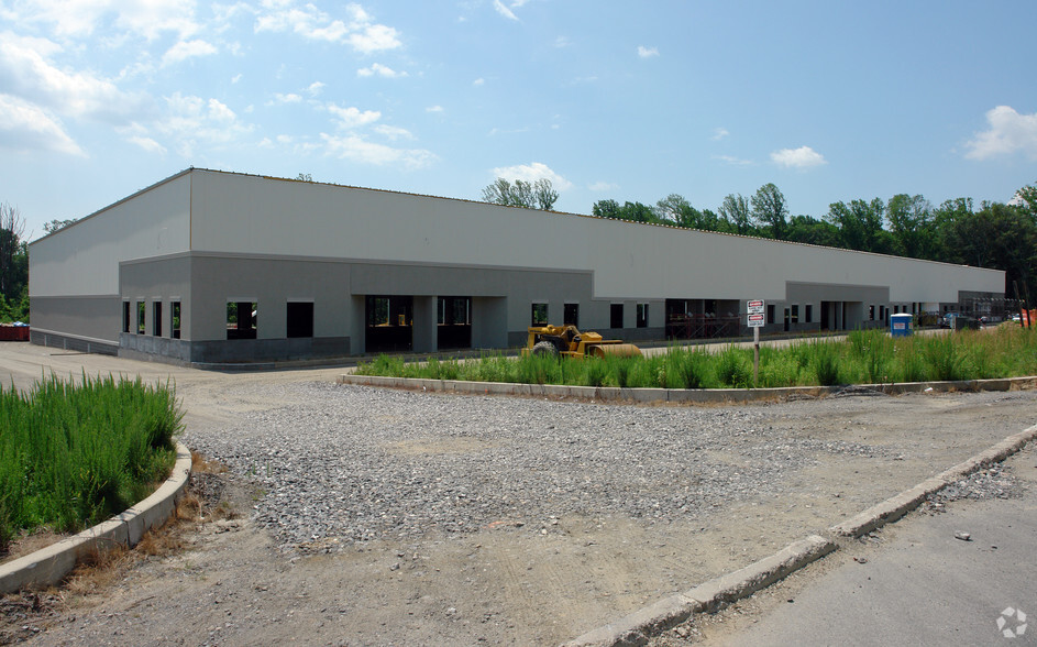 210 Bridgewater Rd, Aston, PA for lease - Building Photo - Image 2 of 7