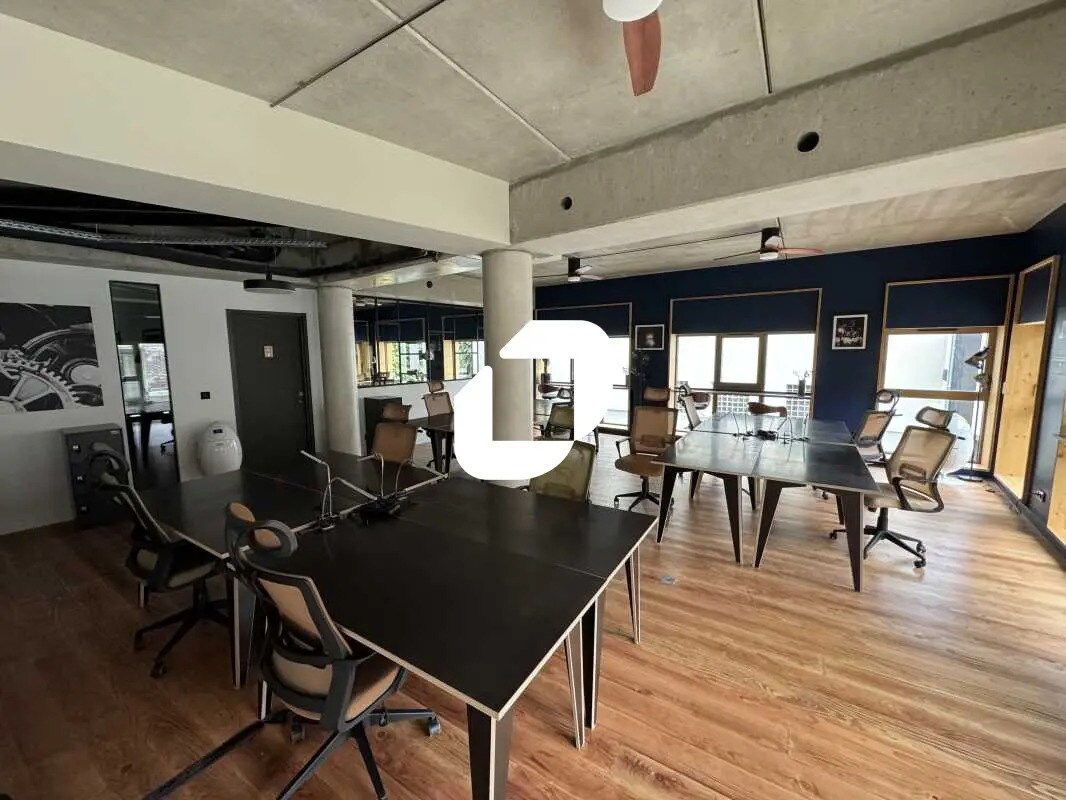 Office in Ivry-sur-Seine for lease Interior Photo- Image 1 of 6