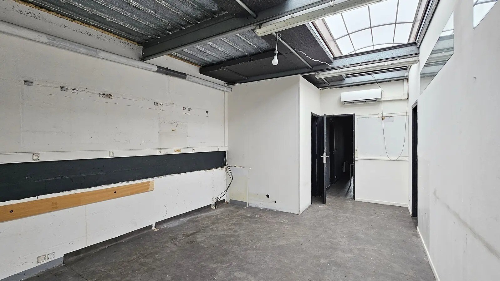 Flex in La Queue-en-Brie for lease Interior Photo- Image 1 of 12