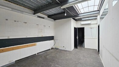 Flex in La Queue-en-Brie for lease Interior Photo- Image 1 of 12