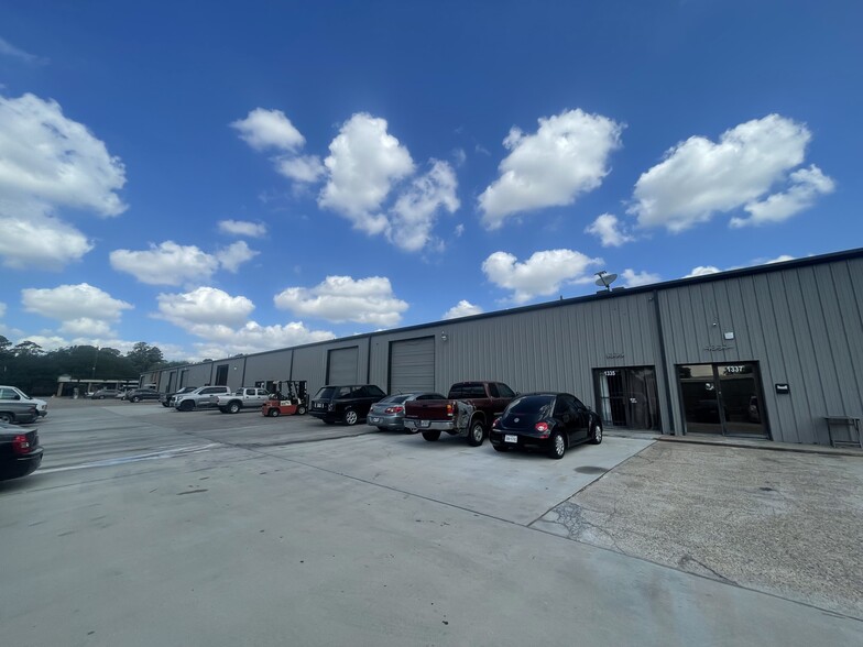 1325 S Houston Ave, Humble, TX for lease - Building Photo - Image 2 of 8