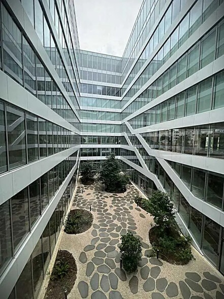 Office in Bagnolet for lease - Building Photo - Image 2 of 12