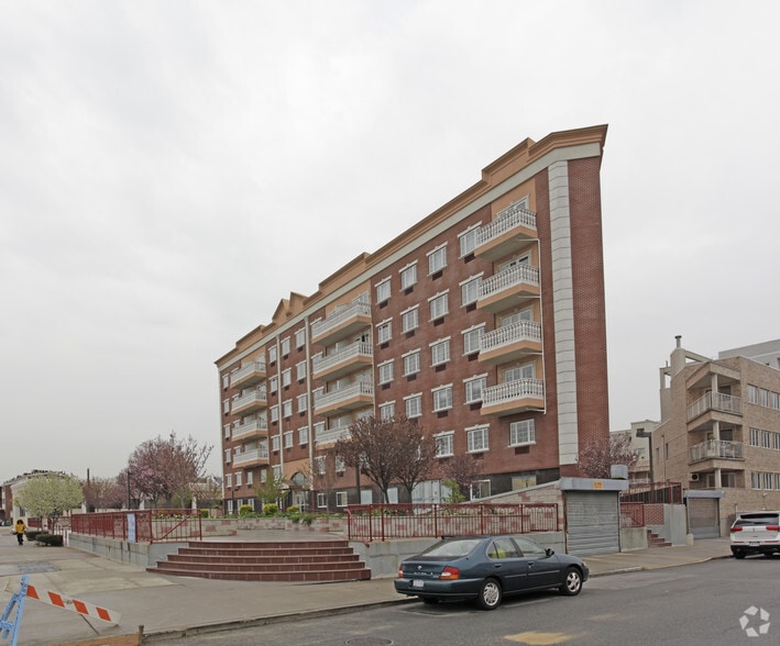 2801 Emmons Ave, Brooklyn, NY for lease - Primary Photo - Image 2 of 9