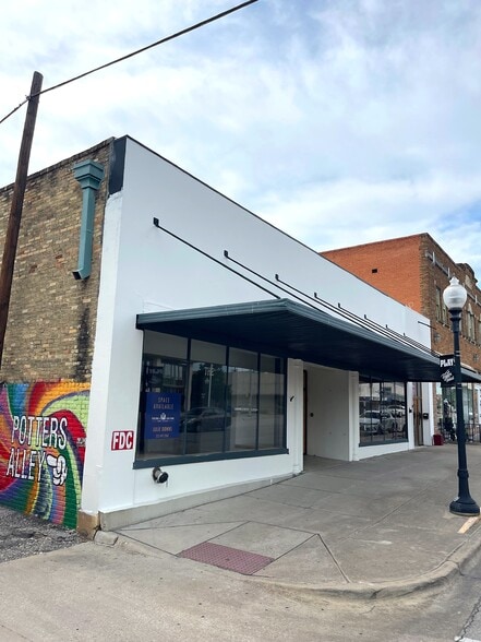 211 N Main St, Taylor, TX for lease - Building Photo - Image 3 of 10