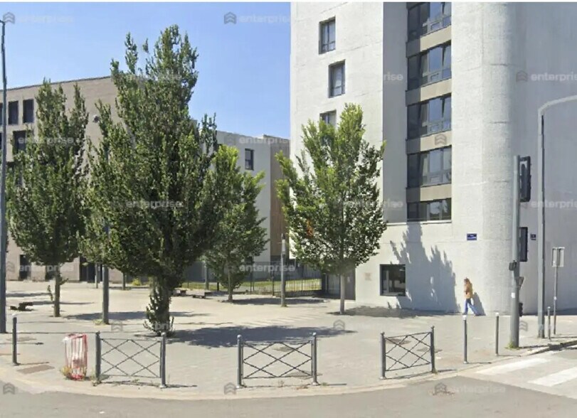 Retail in Lille for lease - Building Photo - Image 2 of 2